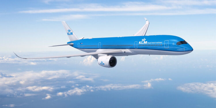 Yolcu uçağı acil iniş sırasında pistten çıktı