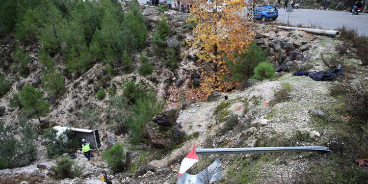 Yoldan çıkan kamyonet 25 metre yuvarlandı: İrem öldü