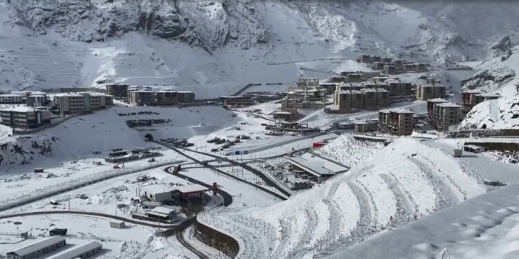 Yusufeli beyaz örtüyle kaplandı