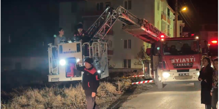 Yangında mahsur kalan 2 kişiyi itfaiye kurtardı