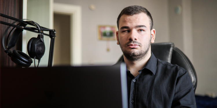 Yaşamaz denilen Enes, kendisi gibi görme engellilere umut oluyor