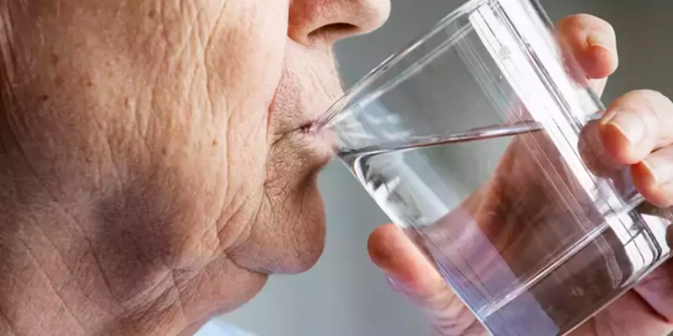 Yaşlılıkta su tüketiminin azalması hayati risk taşıyor