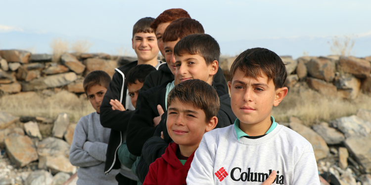 Yazın girdikleri Van Gölü'nde sararan saçları, kışın eski haline döndü