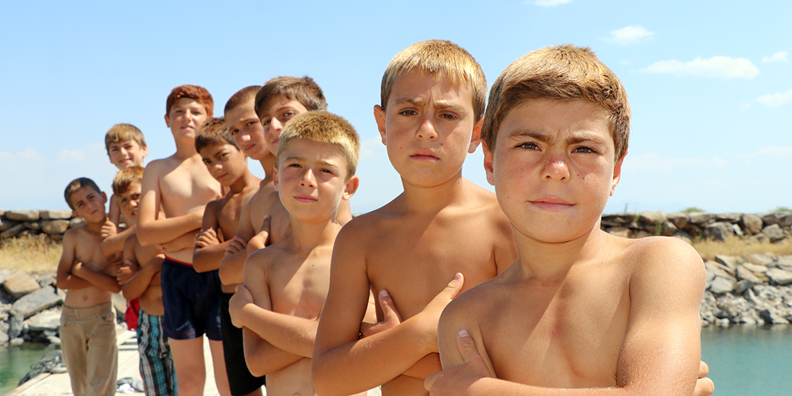 Yazın girdikleri Van Gölü'nde sararan saçları, kışın eski haline döndü