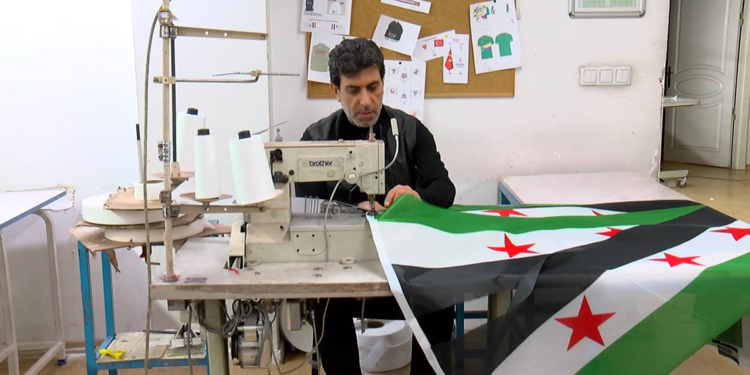 'Yeni Suriye'nin bayrakları Türkiye'den! 1 milyon imalat yapıldı