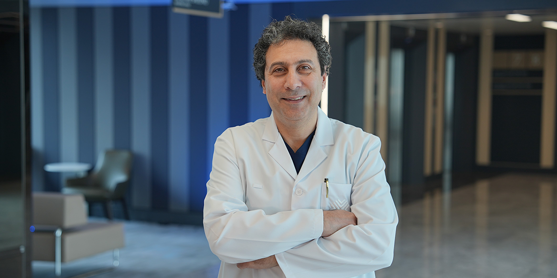 Yüksek eforlu spor yapanların kalp kontrollerine önem vermeleri gerektiğini söyleyen Kalp Damar Cerrahisi Uzmanı Prof. Dr. Faruk Hökenek, “Genç ölümlerinin arkasında, kalpteki ritim bozuklukları ve doğuştan gelen damar anomalileri yer alıyor” dedi.