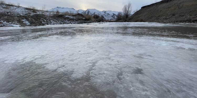 Yüksekova'da dereler buzla kaplandı