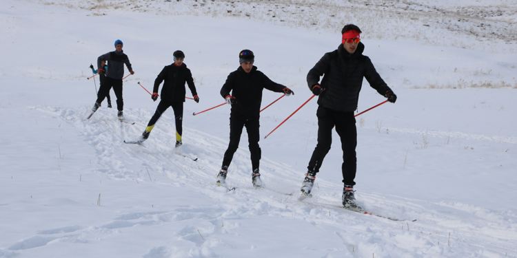 Yüksekova'ya kar yağdı, kayakçılar yarışlar için çalışmalara başladı