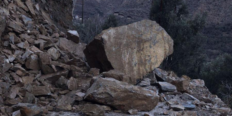 Yusufeli'nde yol kapandı; Borçka'daki heyelan anı da kamerada