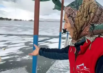 Yüzeyi buz tutan Çıldır Gölü'nde avlanamayan kuşları elleriyle besliyor