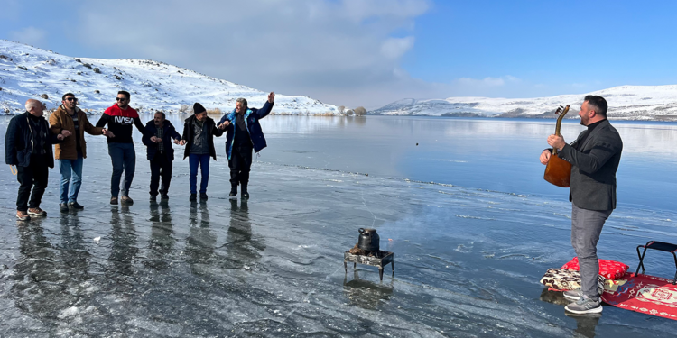 Yüzeyi buz tutan Çıldır Gölü'nde renkli görüntüler