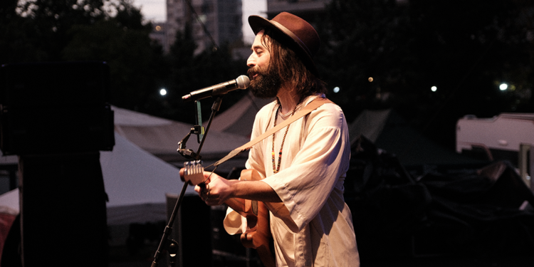 Yüzündeki tümör yalnızlığa itti, kendini müziğe adayıp müzisyen oldu