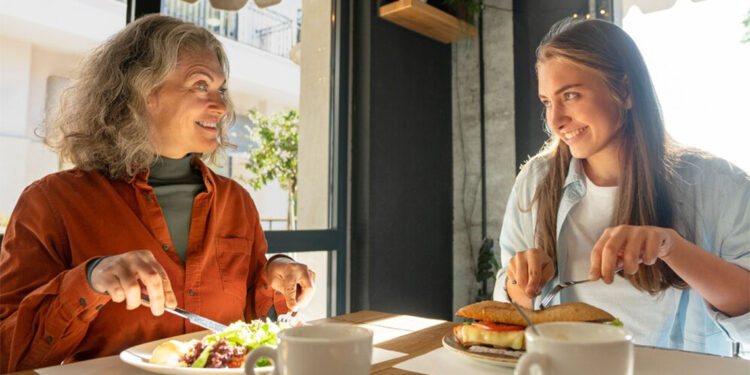 Ak saçlı annem ve kahvaltı