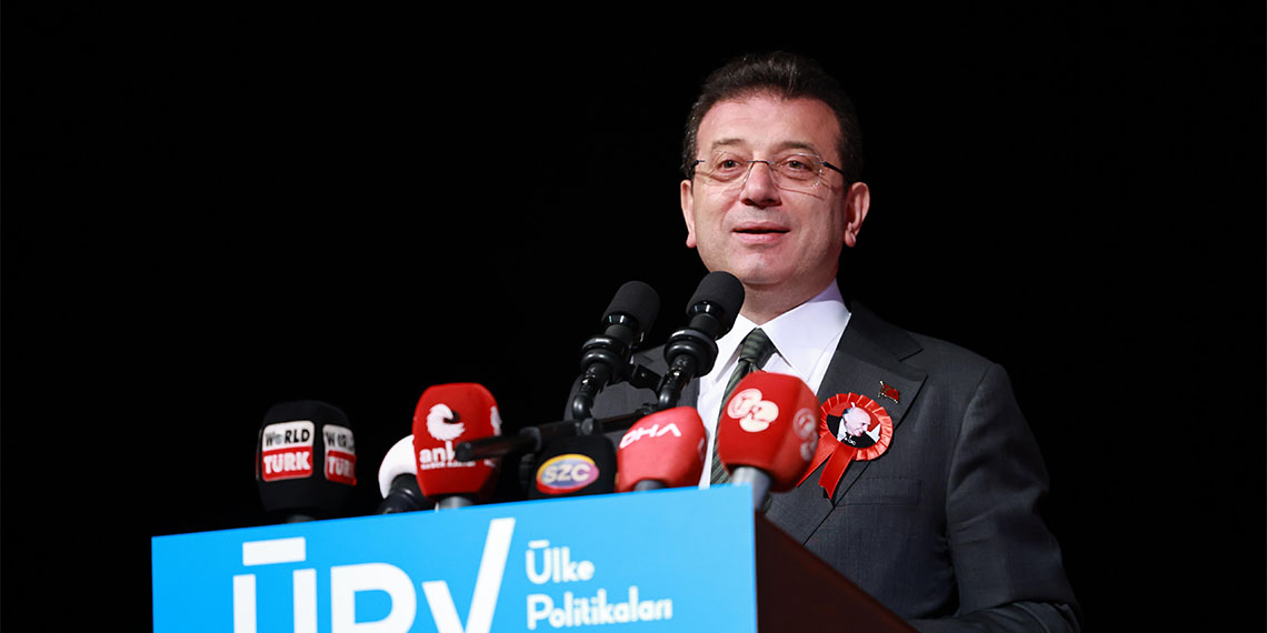 Türkiye Cumhuriyeti'nin 9'uncu Cumhurbaşkanı Süleyman Demirel'i anma programında konuşan İBB Başkanı Ekrem İmamoğlu, "Demirel ve Ecevit gergin dönemlerde zorlu bir rekabet sürdürdüler ancak ortak değerleri kaybetmeden çoğaltmayı kendilerine ilke edindiler" dedi.