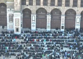 Suriyeliler Esad sonrası ilk cuma namazı için Emevi Camii'nde