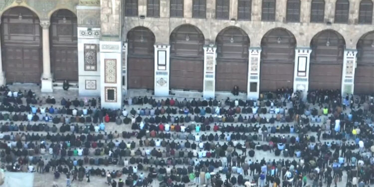 Suriyeliler Esad sonrası ilk cuma namazı için Emevi Camii'nde