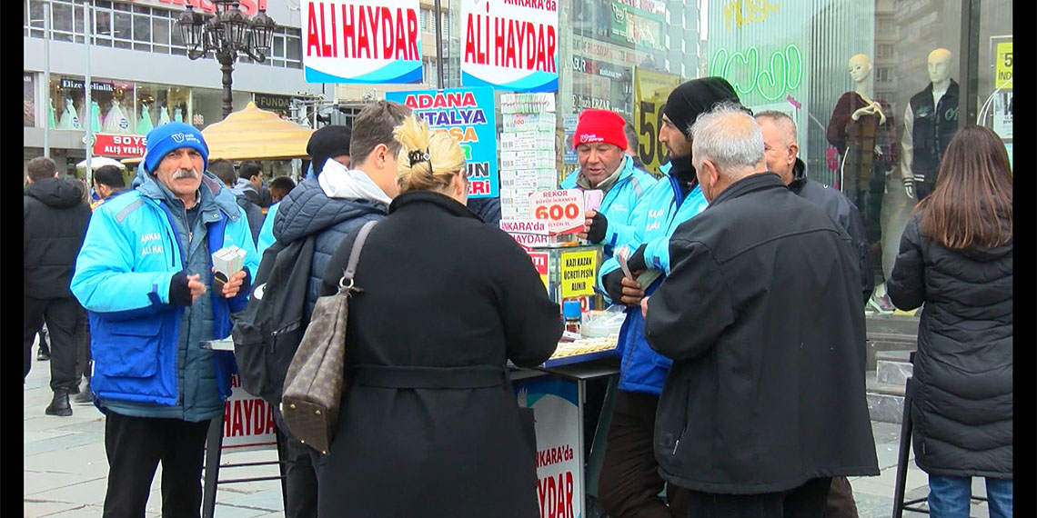 Büyük ikramiyenin 600 milyon TL olarak belirlendiği Milli Piyango yılbaşı biletleri Ankara’da yoğun ilgi görüyor.