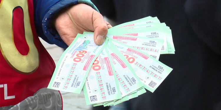 Milli Piyango yılbaşı biletleri Ankara'da ilgi görüyor