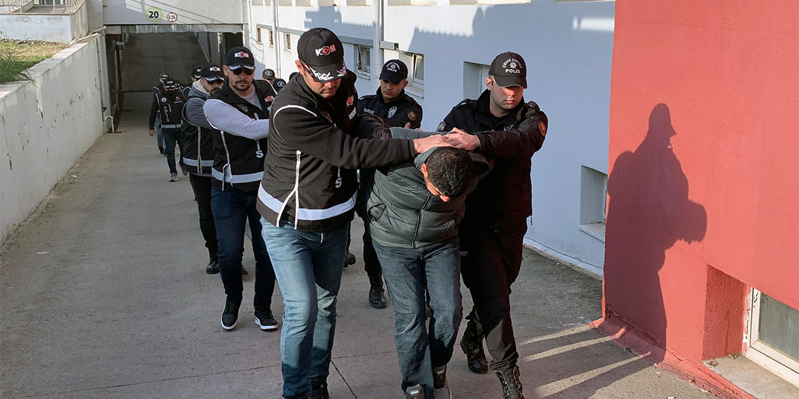 Adana'da silah ve mühimmat ticareti yaptığı belirlenen şebekeye yönelik operasyonda 45 şüpheli gözaltına alındı.