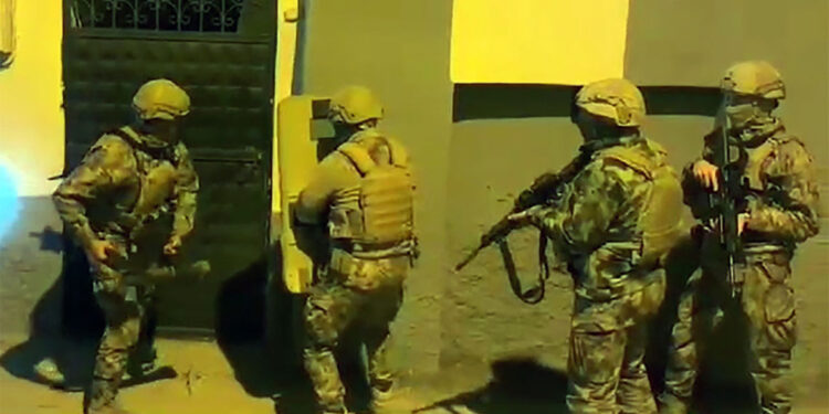 Silah ve mühimmat ticareti yapan şebekeye operasyon; 45 gözaltı