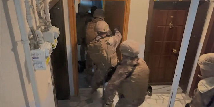 12 DEAŞ üyesi operasyonla yakalandı