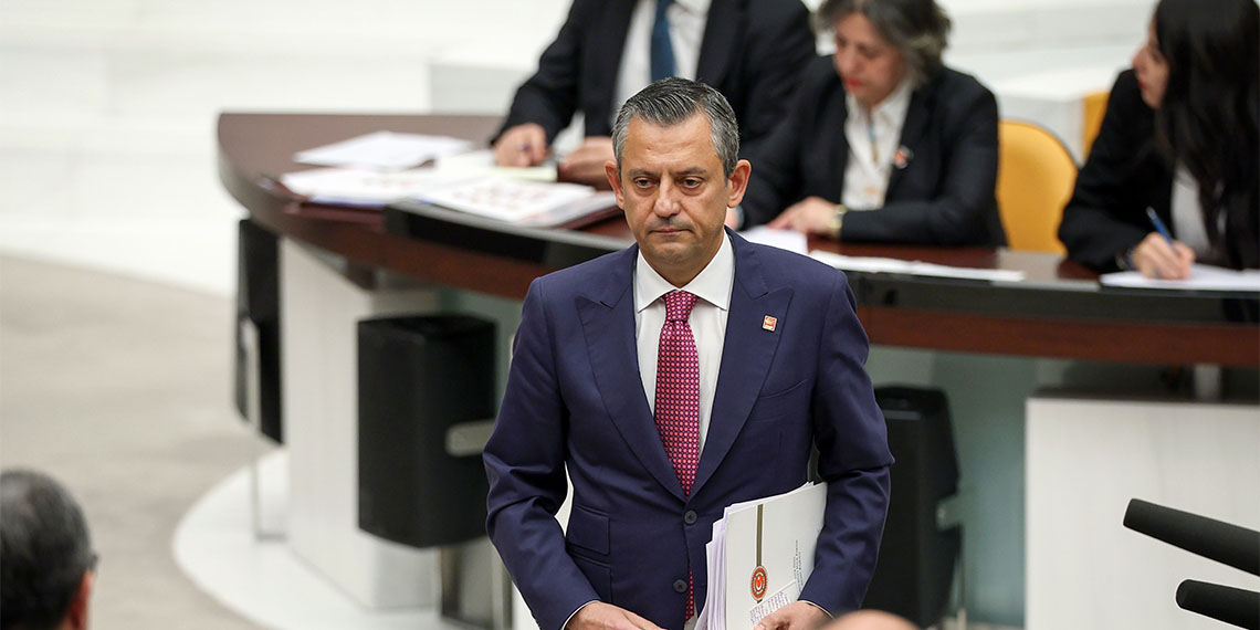 CHP Genel Başkanı Özgür Özel Bütçe Kanunu Teklifi konuşmasında, "Bu bütçe maaşları asgari ücretle eşitlensin diye 66 milyar bulunamayan emeklilerin değil, bu bütçe zenginlerin bütçesidir” dedi.