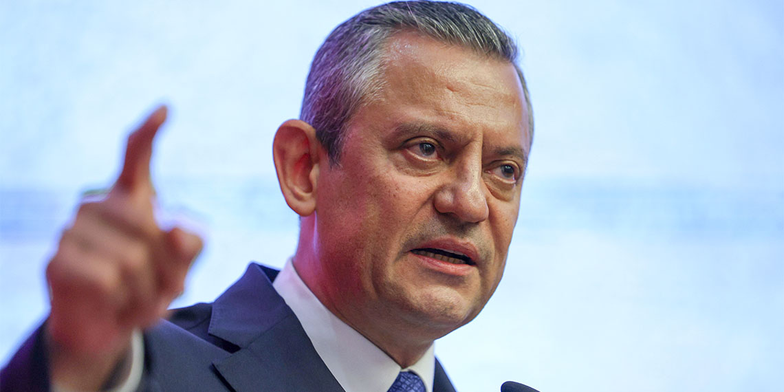 Cumhuriyet Halk Partisi Lideri Özgür Özel, "Her asgari ücretlinin cebinden 4 çeyrek altın kayıp, üç çocuktan biri okula aç gidiyor Türkiye’de" dedi.