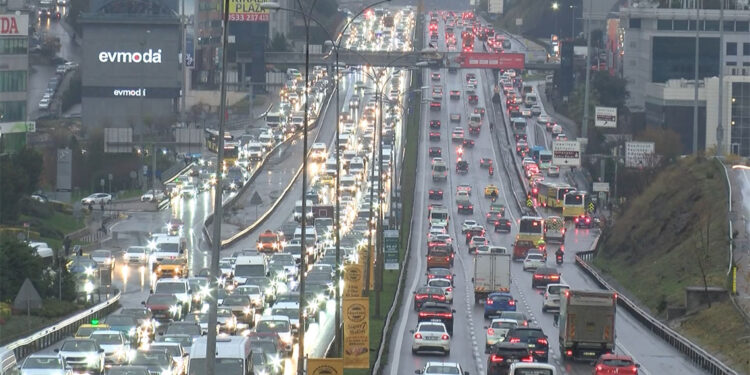 İstanbul'da trafik yoğunluğu yüzde 78'e ulaştı