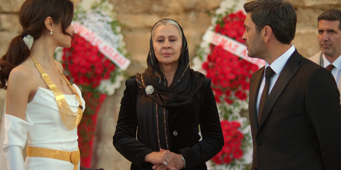 Kanal D’nin reyting rekorları kıran dizisi Uzak Şehir heyecan dolu bir bölümle ekrana geldi. Temponun hiç düşmediği yapımda Sadakat, Alya’yı vurdu ve tüm dengeler değişti.