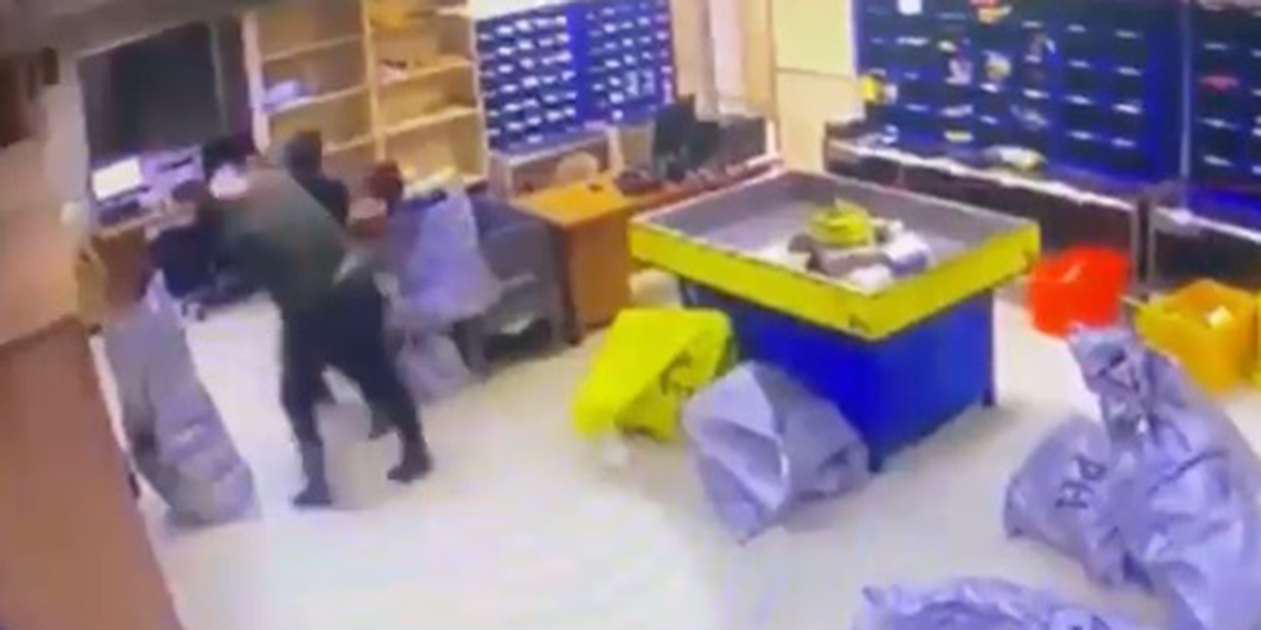 Rize'de 2 PTT görevlisini öldüren H.K.'nin (47), olayda 14 el ateş ettiği ortaya çıktı. Saklandığı evin çatı katında yakalanan şüpheli, çelik yelek giydirilerek geniş güvenlik önlemleri altında zırhlı araçla adliyeye sevk edildi.