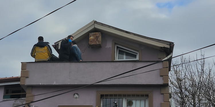 2 çocuk annesi evinde ölü bulundu