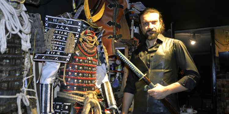 26 bin dokunuşla samuray zırhı tasarladı, Japonya’daki yarışmaya katılacak