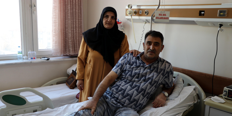 30 yıllık eşine yeni yıl hediyesi olarak böbreğini verdi