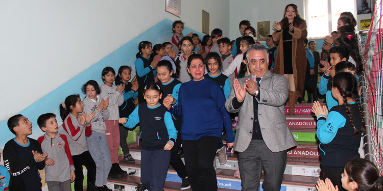 38 yıllık sınıf öğretmenine, Ferdi Tayfur şarkılı veda