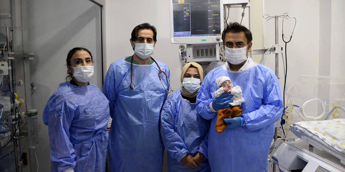 380 gram doğan Hira Su bebek hayata tutundu