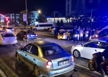 4 aracın karıştığı zincirleme kaza kamerada: 2 yaralı