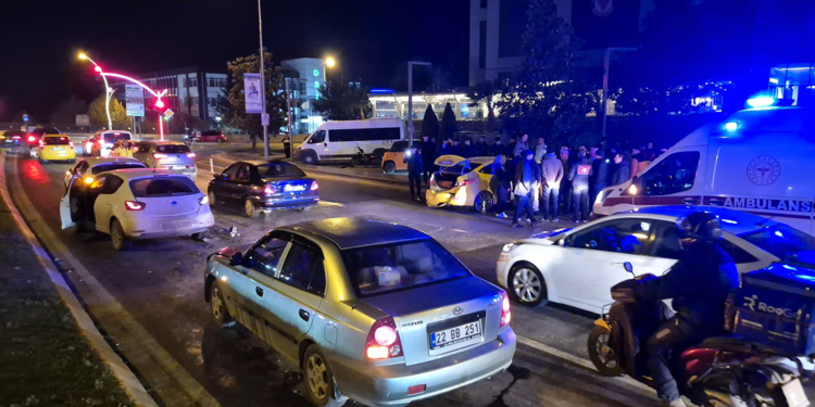 4 aracın karıştığı zincirleme kaza kamerada: 2 yaralı