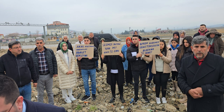 51 kişinin öldüğü 2 binanın müteahhidi tahliye edildi; aileler karara tepkili
