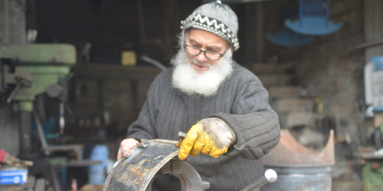 78 yaşındaki soba ustasının kitap tutkusu