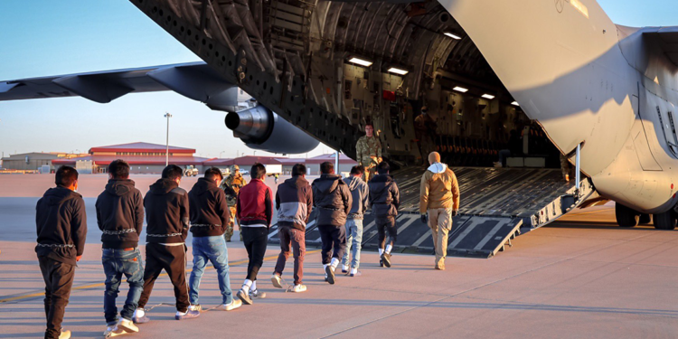 ABD'de göçmenler sınır dışı edilmeye başlandı