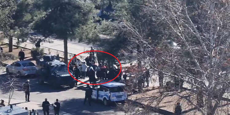 Adliye çıkışı tekmeli yumruklu kavga