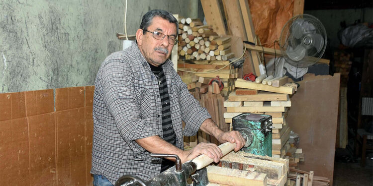 Ahşap tabure ustası, 57 yıldır mesleğini sürdürüyor