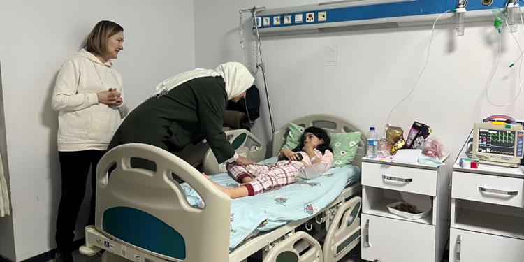 AK Parti’li Kaya, Bolu'daki yangında yaralananları ziyaret etti