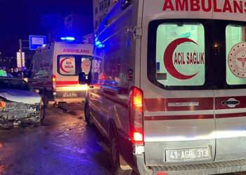 3 otomobilin karıştığı trafik kazasında 2 kişi yaralandı
