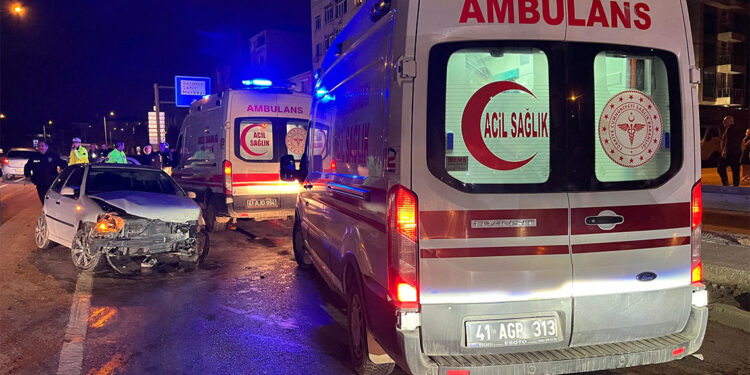 3 otomobilin karıştığı trafik kazasında 2 kişi yaralandı