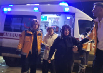 Ambulansa yol vermek isterken otomobiller çarpıştı: 4 yaralı