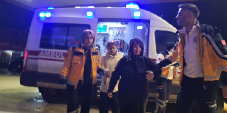 Ambulansa yol vermek isterken otomobiller çarpıştı: 4 yaralı