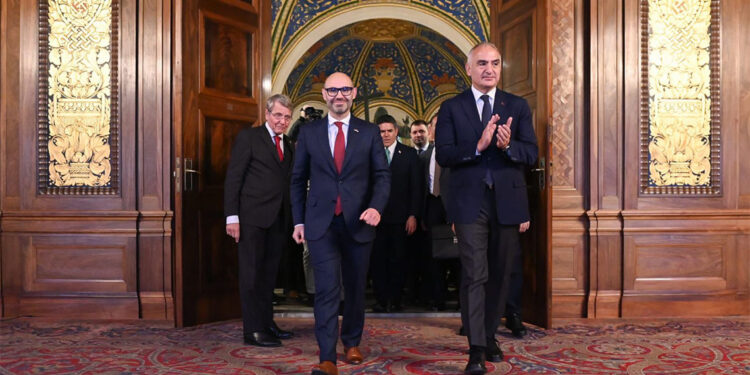 Hereke halısı Türkiye'de restore edilerek Hollanda'ya teslim edildi