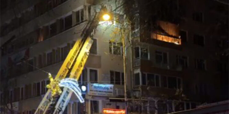 Ankara'da 5 katlı binanın 4'üncü katında yangın