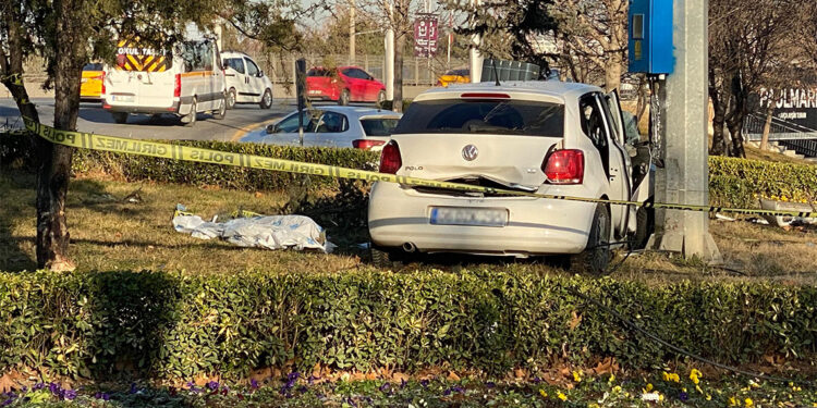Ankara'da aydınlatma direğine çarpan otomobilin sürücüsü öldü